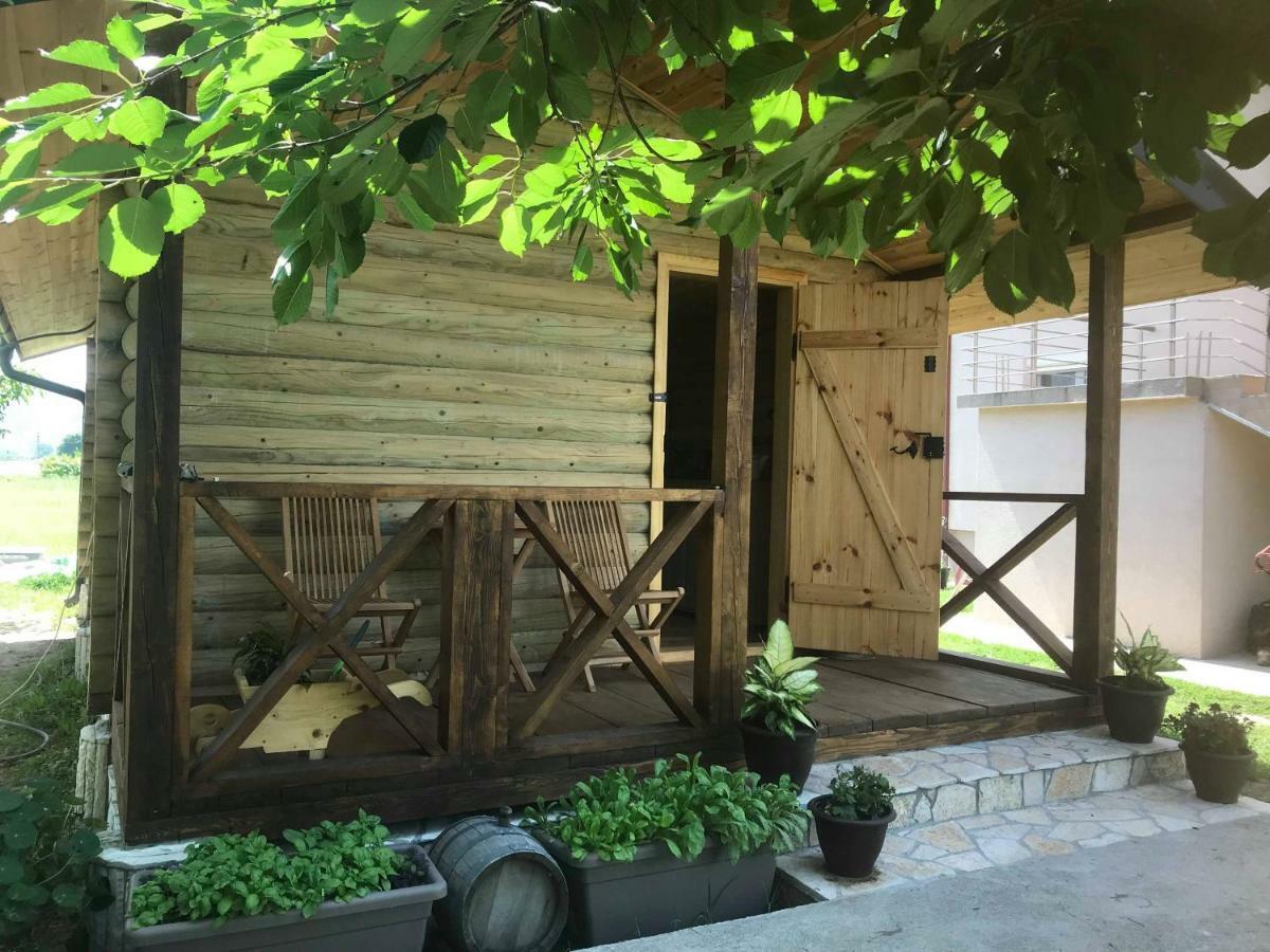 Eko Apartmani Krackovic Golubovci Exterior photo