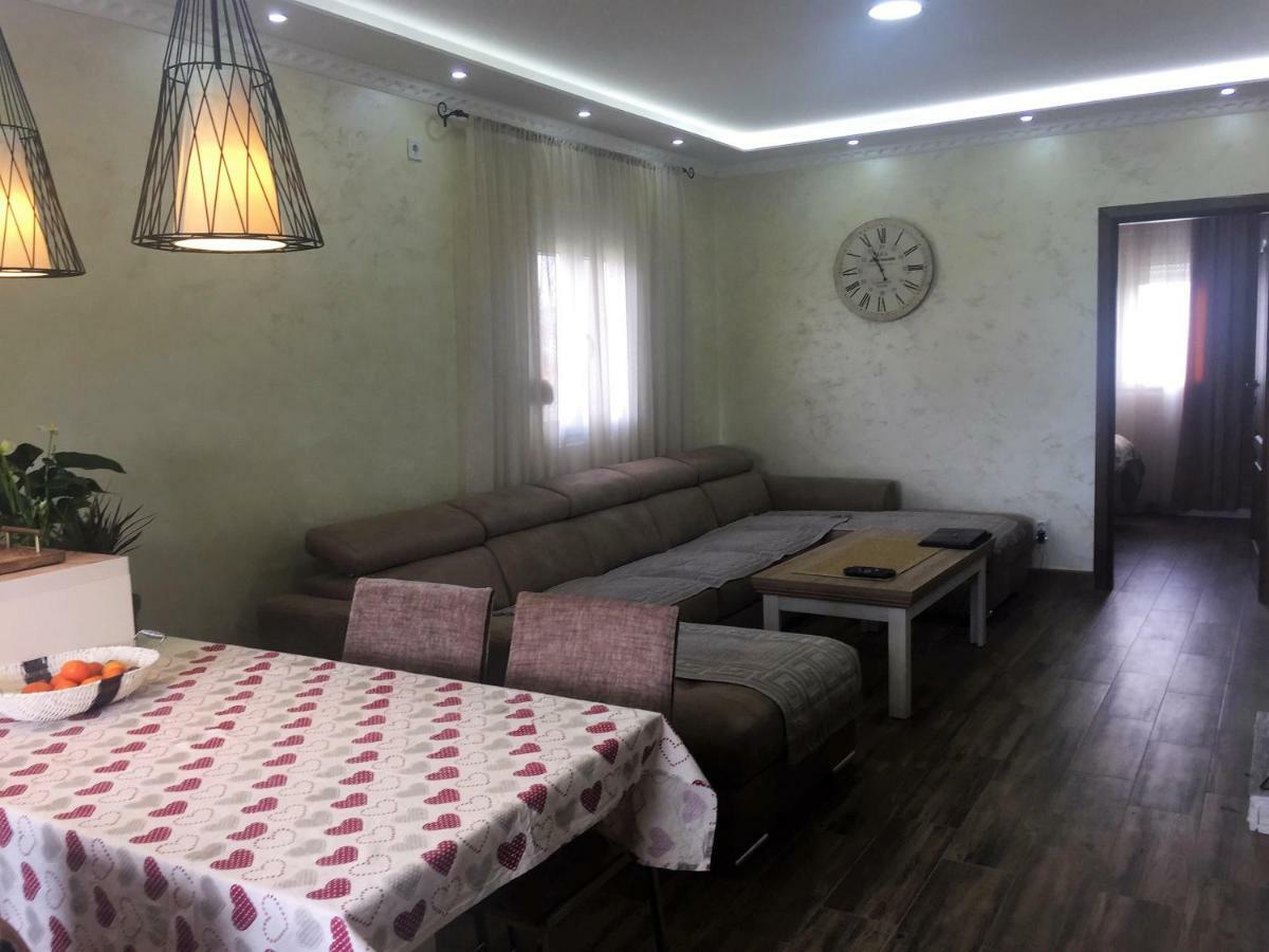 Eko Apartmani Krackovic Golubovci Exterior photo